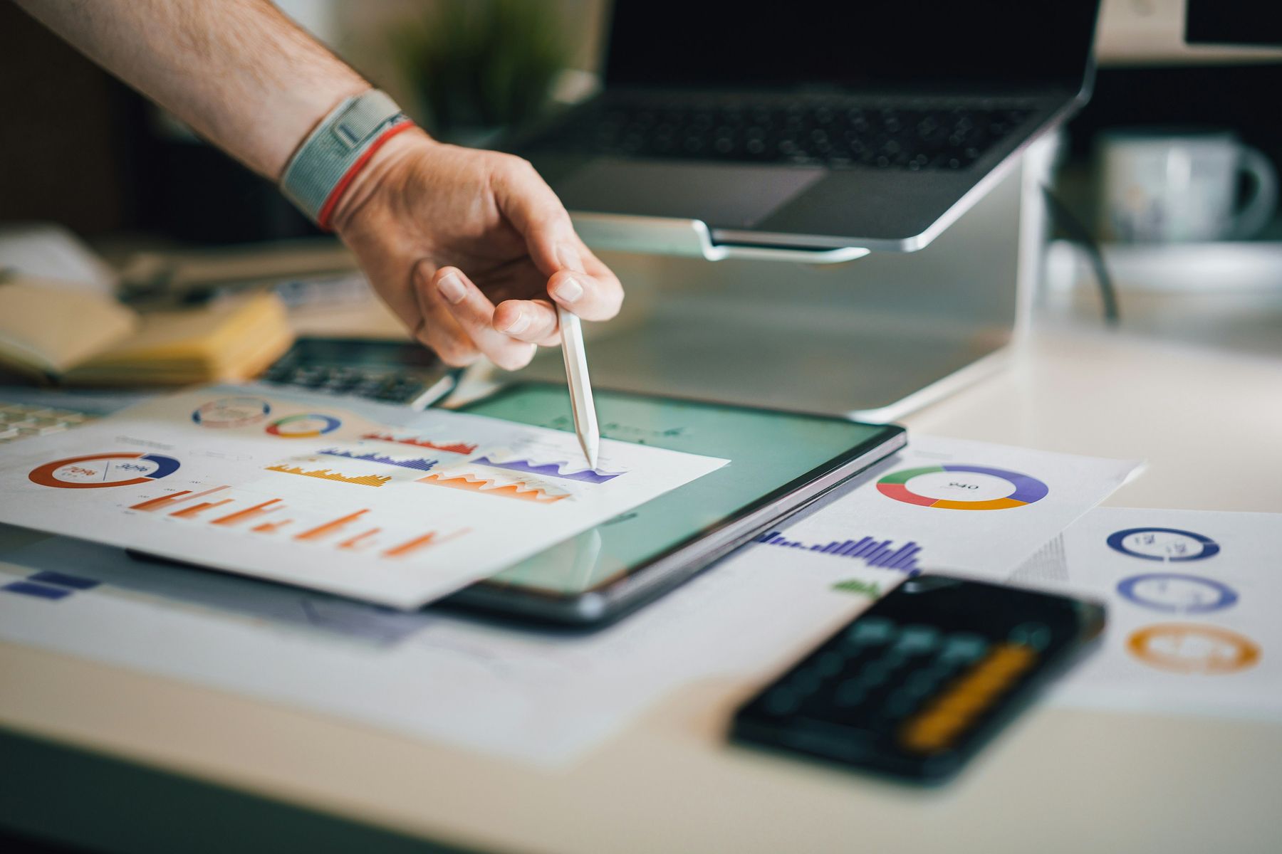 Analyse van fiscale cijfers en grafieken op een tablet en papier