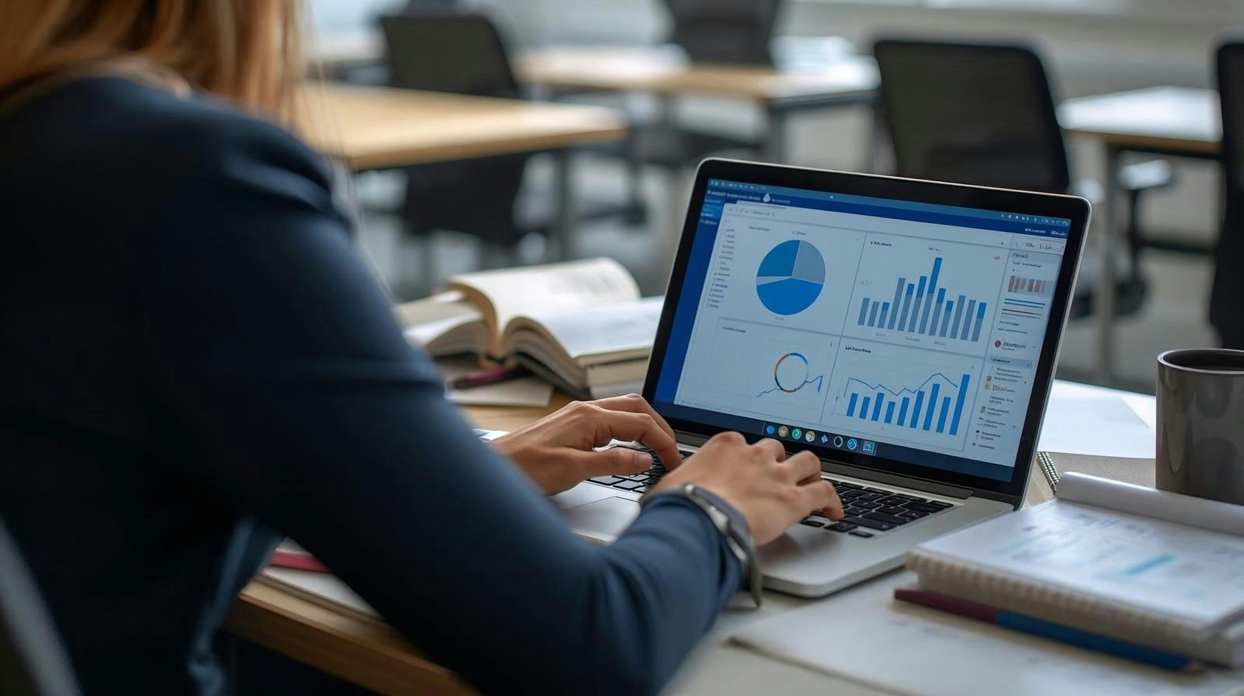 Online dashboard met boekhouddocumenten geraadpleegd op een laptop